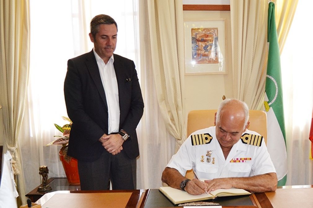 El Comandante Naval ha aprovechado la visita para firmar en el libro de Honor del Ayuntamiento.