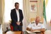 El Comandante Naval ha aprovechado la visita para firmar en el libro de Honor del Ayuntamiento.