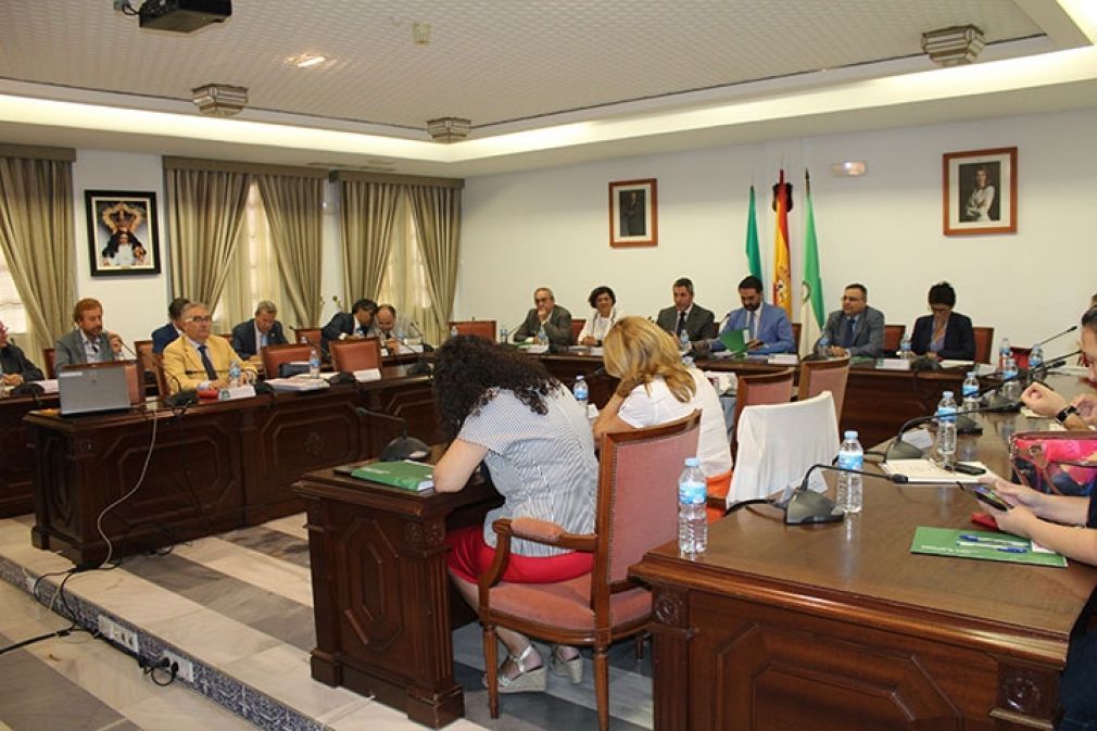 Reunión de la Mesa de Turismo en el salón de plenos del Ayuntamiento de Mijas