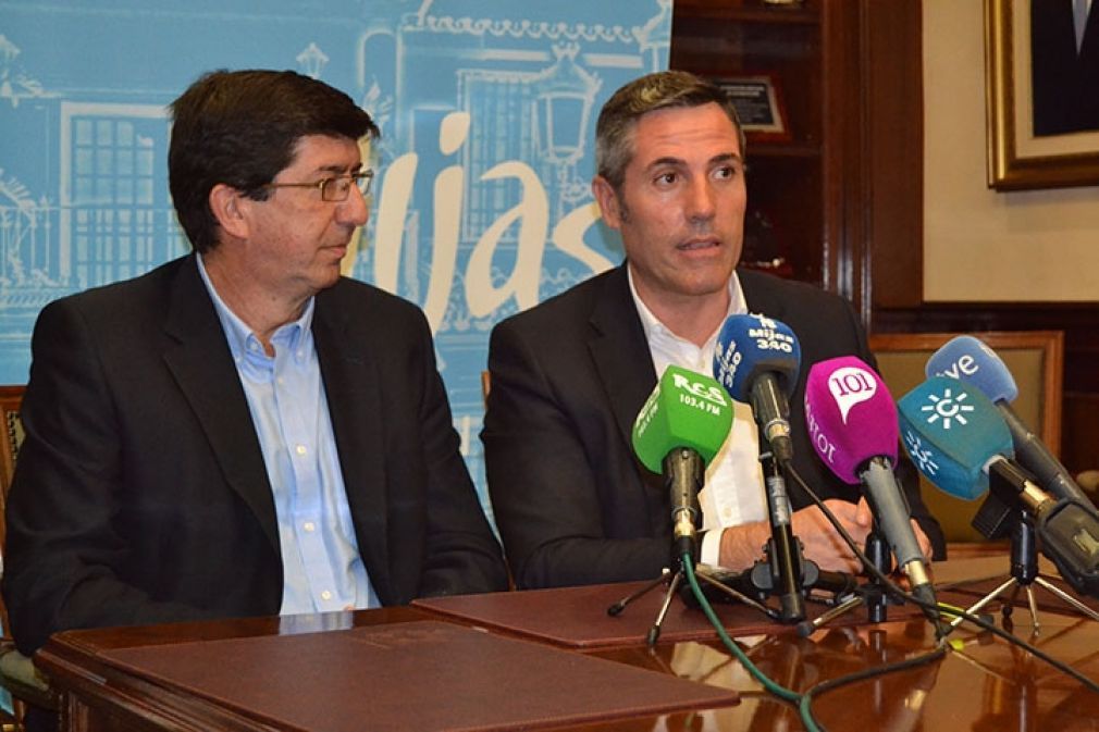 El parlamentario Juan Marín (izqda.), y el alcalde Juan Carlos Maldonado. 