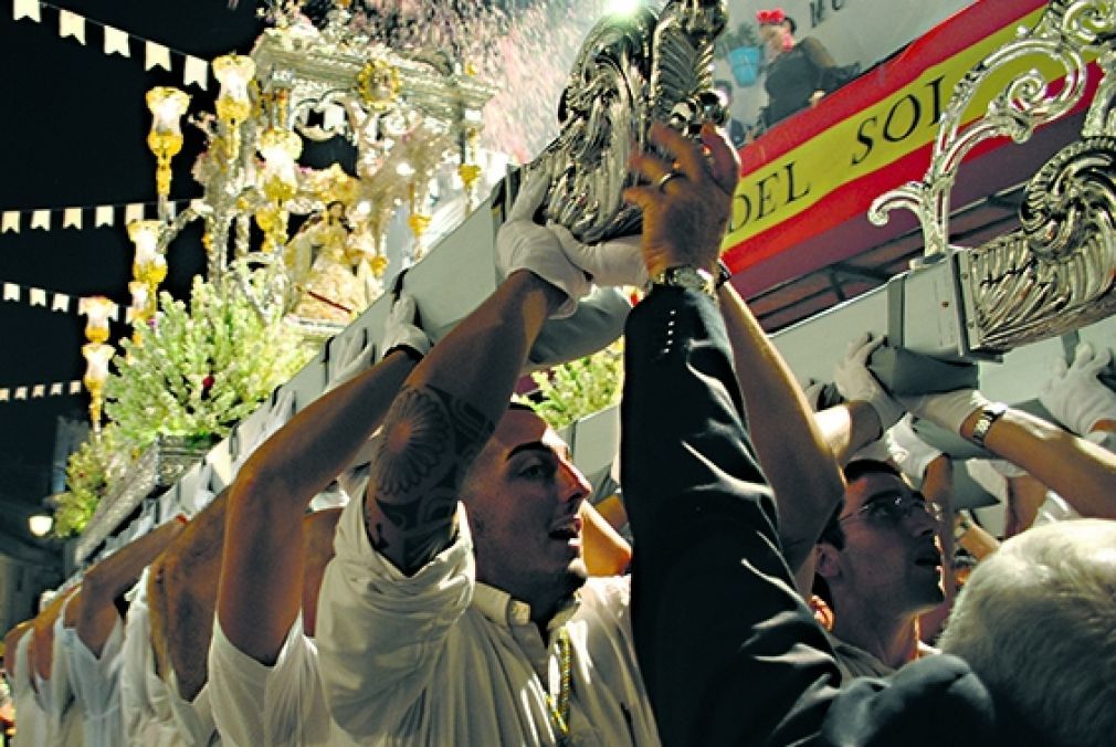 La Virgen de la Pe&ntilde;a recibi&oacute; la tradicional petalada a las puertas de la Casa Museo. FOTO: J. Coronado. 