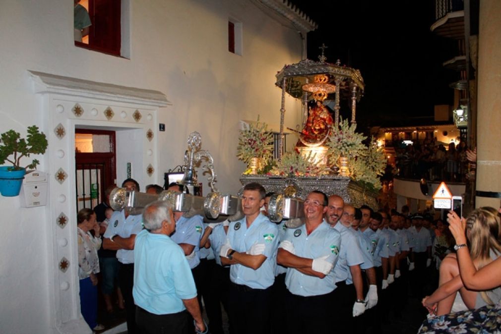 Imagen de la patrona de Mijas durante el recorrido procesional. FOTO: Nuria Luque