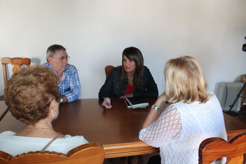 La edil de Mayores, Tamara Vera, con los jubilados de Mijas Pueblo esta ma&ntilde;ana. FOTO: Patricia Murillo