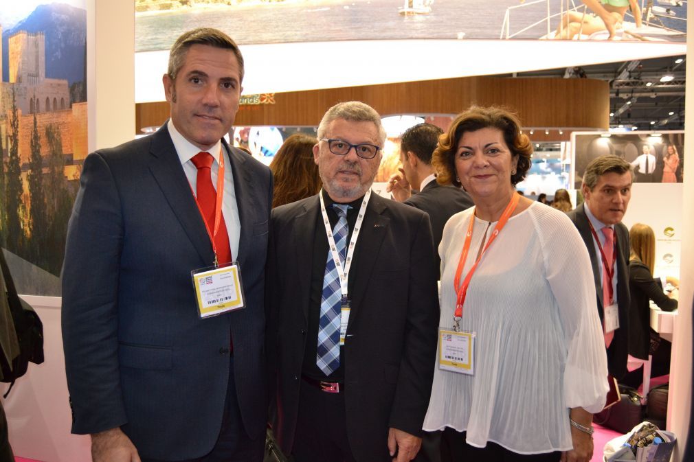 El alcalde de Mijas, Juan Carlos Maldonado, y la edil de Turismo, Fuensanta Lima, junto al director del Hotel Gran Puerta del Sol de Mijas, Fernando Rosa, en la World Travel Market de Londres. FOTO: Prensa Ayuntamiento de Mijas