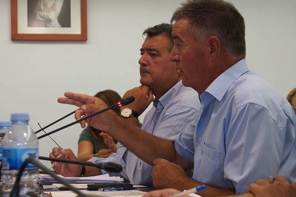 Mario Bravo (izq.) y &Aacute;ngel Nozal en el pleno del mes de agosto. 