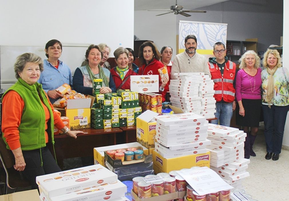 Miembros del Departamento de Extranjeros, Soroptimist y Cruz Roja en la sede de la ong.