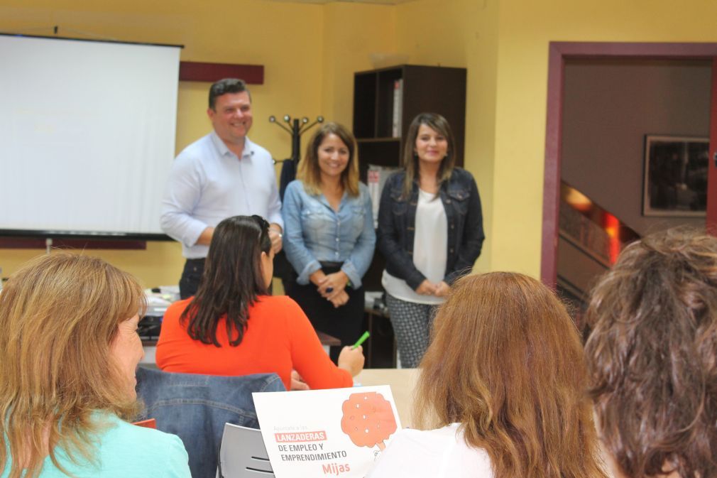 La concejala de Fomento, Laura Moreno y la de Participaci&oacute;n Ciudadana, Tamara Vera, se han reunido con los colectivos y asociaciones mije&ntilde;os para informar del programa Lanzadera de Empleo en Mijas.