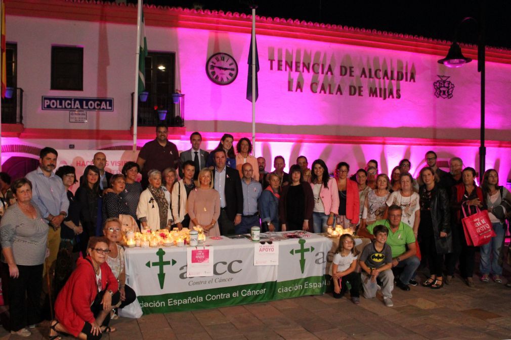 Miembros de la Asociaci&oacute;n Espa&ntilde;ola Contra el C&aacute;ncer y del equipo de gobierno junto a vecinos de La Cala a las puertas de la Tenencia de alcald&iacute;a de La Cala anoche. FOTO: Jos&eacute; Miguel Fern&aacute;ndez