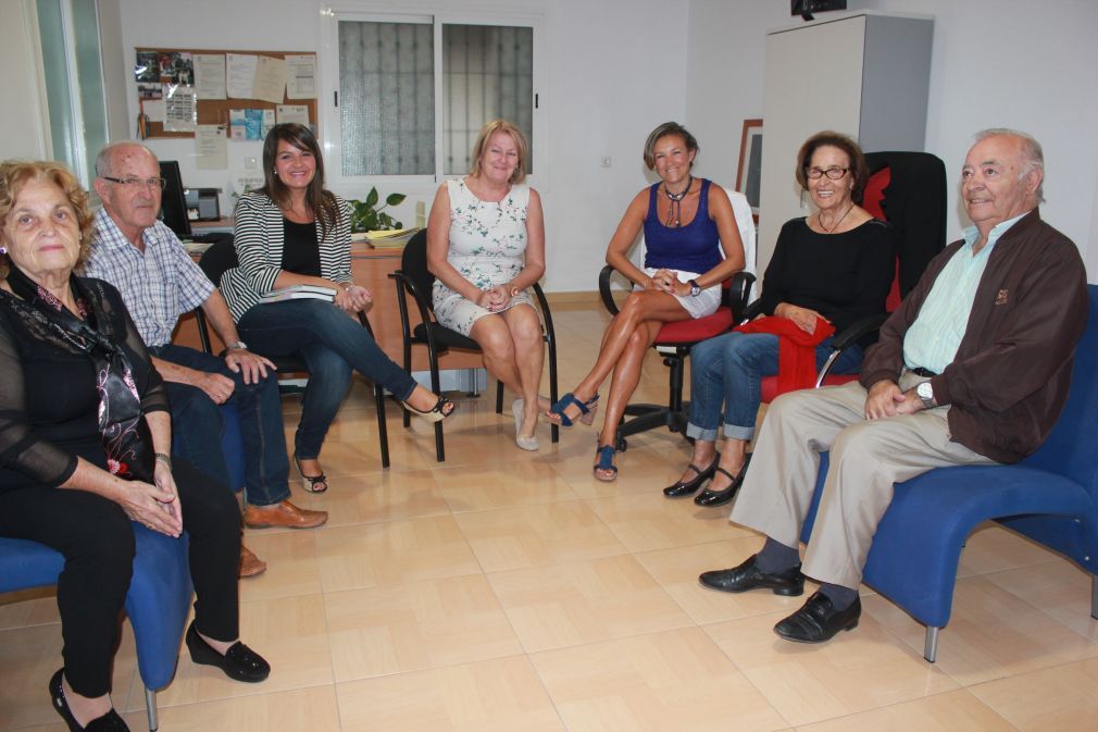 Tamara Vera, concejala de Tercera Edad, con miembros de ambas juntas directivas.