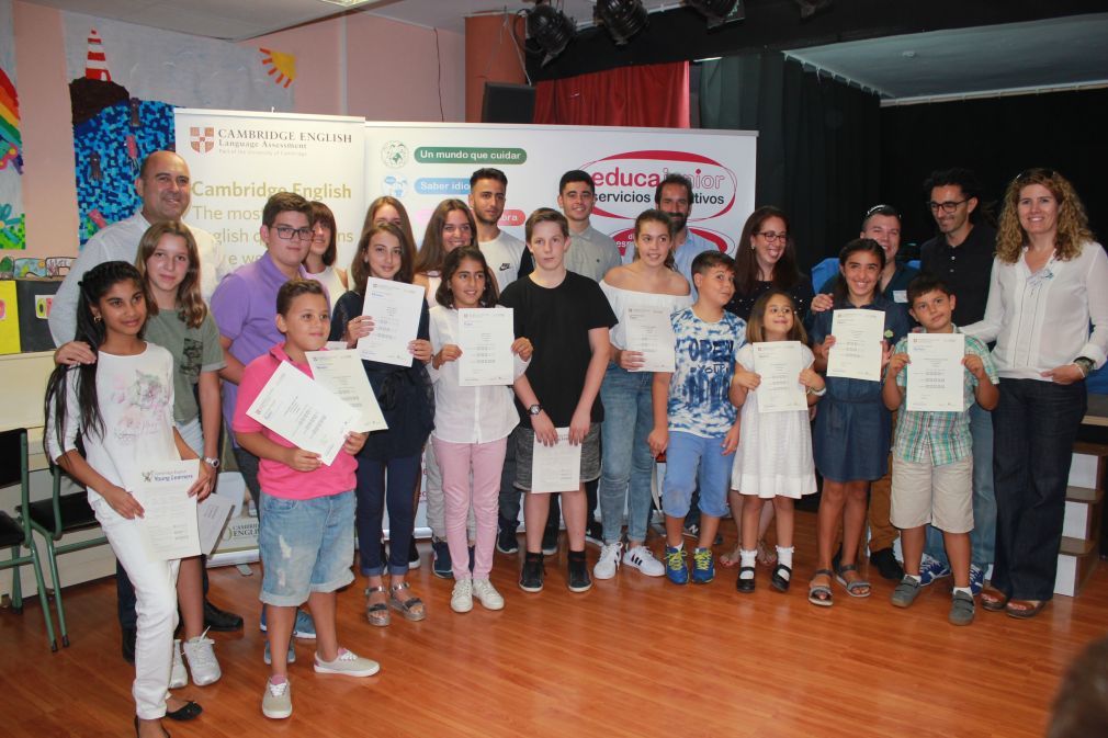 Momento de la entrega de los certificados Cambridge