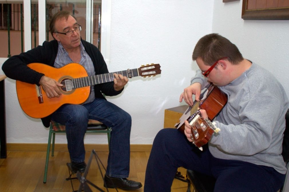 Uno de los momentos de la clase de guitarra espa&ntilde;ola que imparte Diego Morilla en la Casa de la Cultura de Las Lagunas. FOTO: Archivo