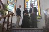 Al Mansouri flanqueada por el dise&ntilde;ador Agust&iacute;n Torralba (izqda.) y el alcalde de Mijas. 