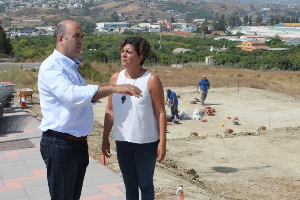 Lima y Zapico junto a la parcela en obras.