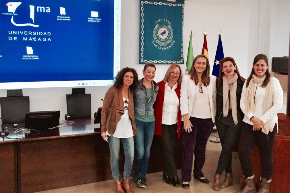 Las educadoras sociales del &aacute;rea de Igualdad y Bienestar Social del Ayuntamiento de Mijas junto a la edil responsable del ramo, Mari Carmen Carmona, participando en las jornadas que se desarrollan en la Universidad de M&aacute;laga. FOTO: Prensa Ayuntamiento de Mijas