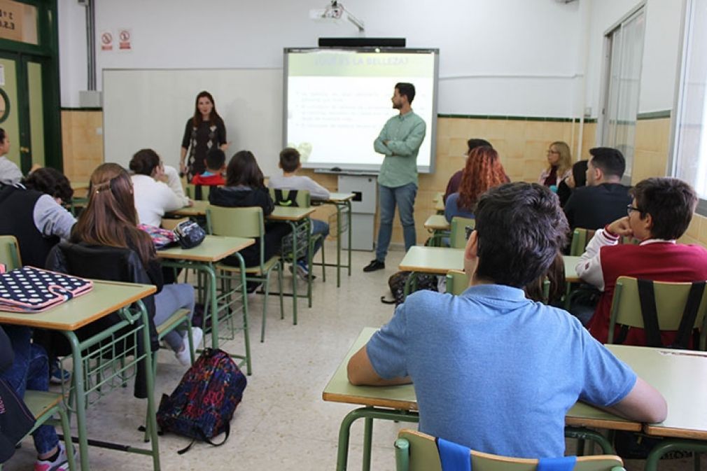 La edil de Servicios Sociales del Ayuntamiento de Mijas, Mari Carmen Carmona (C's), ha visitado esta ma&ntilde;ana el IES Las Lagunas.