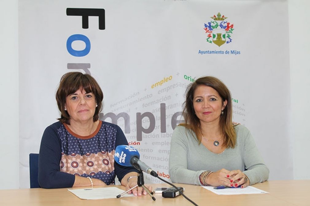 A la derecha, la concejala de Fomento, Laura Moreno (PSOE), ha informado hoy del nuevo curso ofertado por el departamento.