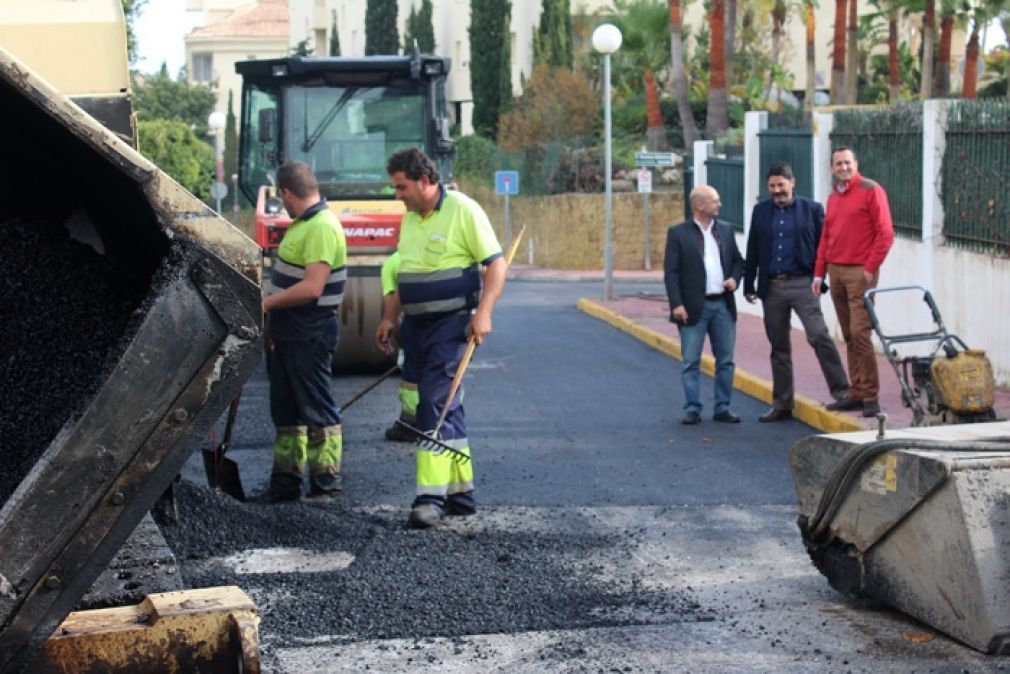 El edil de Infraestructuras del Ayuntamiento de Mijas, Jos&eacute; Carlos Mart&iacute;n visitando esta ma&ntilde;ana los trabajos de Asfaltado en Riviera acompa&ntilde;ado por el concejal de Urbanizaciones, Roy P&eacute;rez. FOTO: Jos&eacute; Manuel Guzm&aacute;n