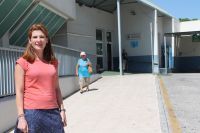 La edil de Sanidad, Mari Carmen Carmona junto al Centro de Salud de Las Lagunas