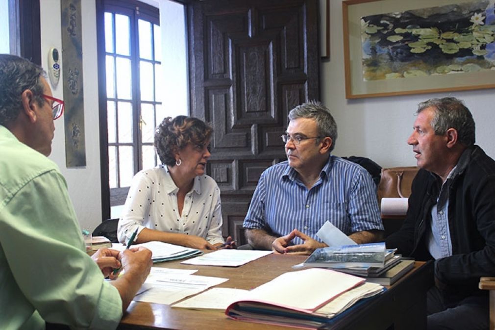 La concejala de Comercio, Fuensanta Lima (PSOE), se ha reunido con representantes de la Asociaci&oacute;n de Artesanos y Comerciantes de Mijas.