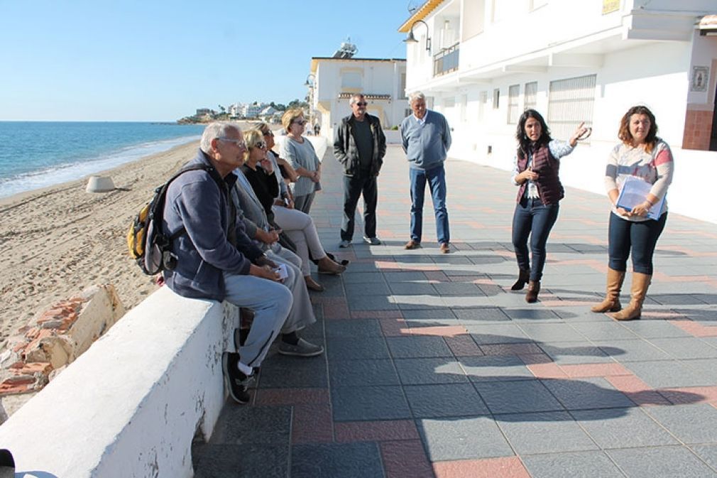 Los concejales del PP de Mijas Carmen M&aacute;rquez, Silvia Mar&iacute;n y Jos&eacute; Manuel Mu&ntilde;oz se han reunido este viernes con vecinos de La Cala y urbanizaciones aleda&ntilde;as.