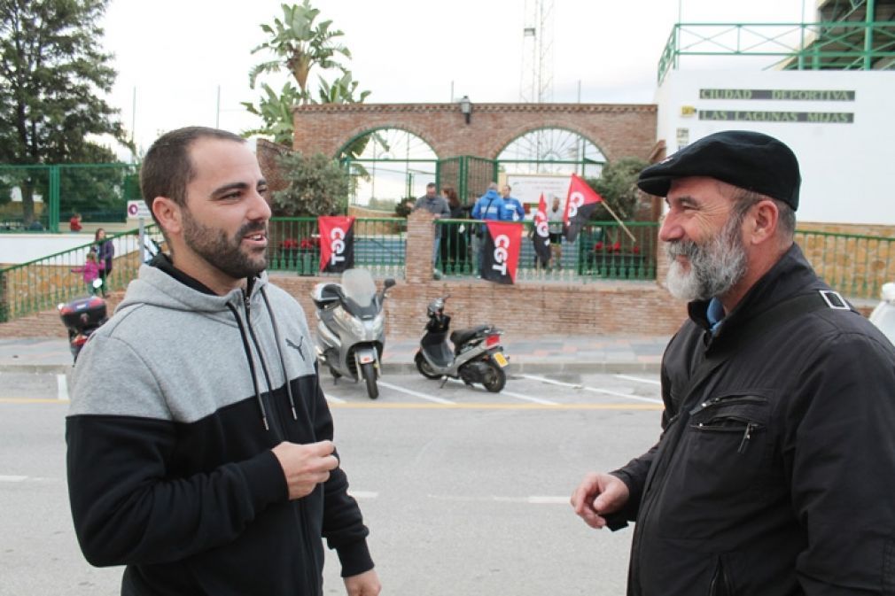 Artacho (izda.) en compa&ntilde;&iacute;a de Fortes a las puertas de la Ciudad Deportiva de Las Lagunas. 