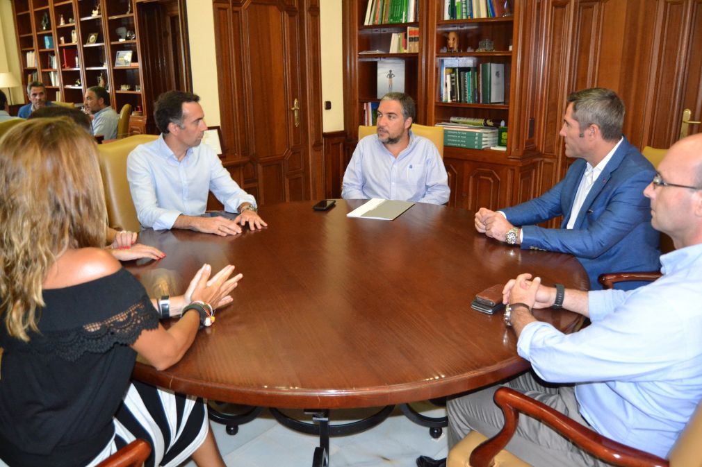 El alcalde de Mijas, Juan Carlos Maldonado, ha recibido esta ma&ntilde;ana al presidente de la Diputaci&oacute;n Provincial de M&aacute;laga, El&iacute;as Bendodo