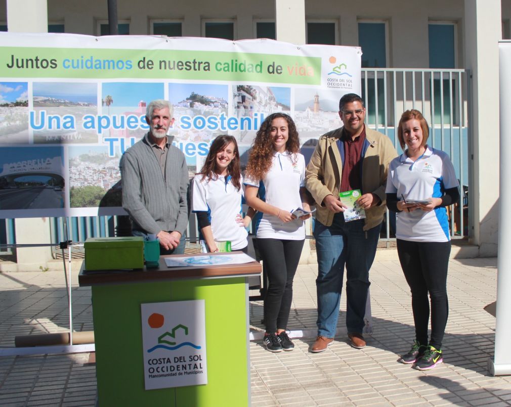 El concejal de Medio Ambiente, Jos&eacute; Antonio Gonz&aacute;lez (PSOE), ha visitado hoy la mesa informativa y taller promovida por la Mancomunidad de Municipios de la Costa del Sol Occidental.
