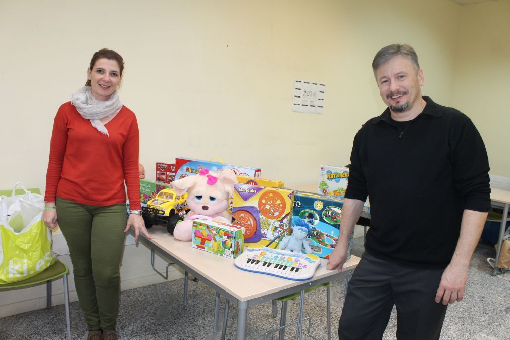 La edil de Servicios Sociales, Mari Carmen Carmona, y Carlos Holecek, responsable de Cadenas de Favores.  