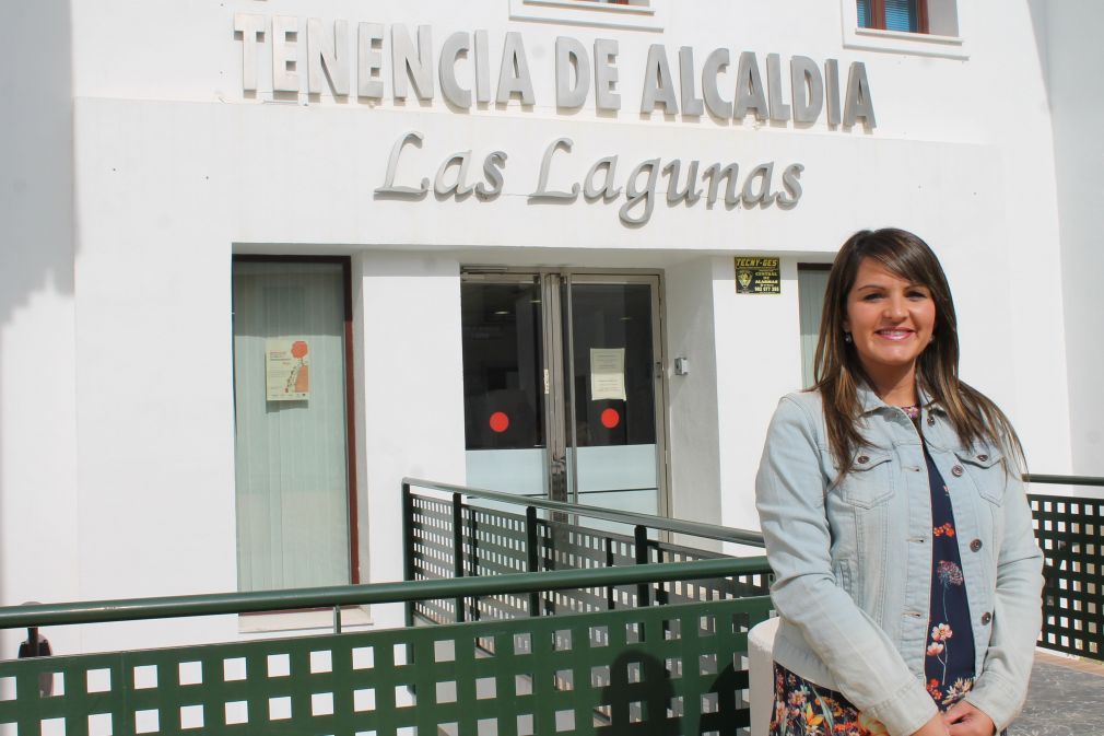 La edil Tamara Vera en la puerta de la Tenencia de alcald&iacute;a de Las Lagunas. FOTO: Jorge Coronado