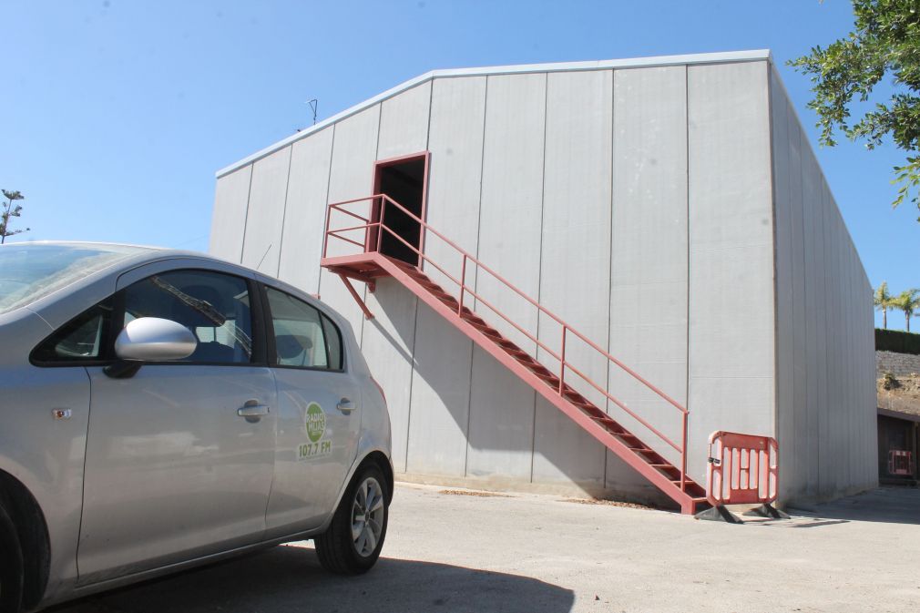 Imagen que presenta la nave levantada junto a los estudios de Mijas Comunicaci&oacute;n en la urbanizaci&oacute;n Polarsol. FOTO: Archivo