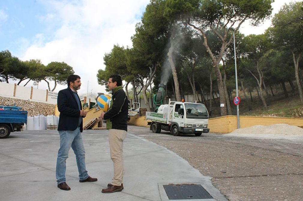 El concejal de Parques y Jardines, Roy P&eacute;rez (PSOE), ha visitado esta ma&ntilde;ana el inicio de los trabajos de fumigaci&oacute;n.
