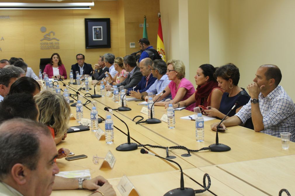 Uno de los momentos de la rueda de prensa presidida por Margarita del Cid y a la que han asistido los alcaldes de los once municipios mancomunados. FOTO: Beatriz Mart&iacute;n