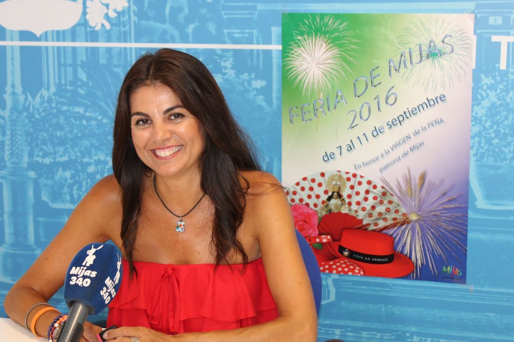 La edil de Fiestas, Nuria Rodr&iacute;guez, durante la presentaci&oacute;n de la Feria de Mijas 2016 en el Ayuntamiento. FOTO: Patricia Murillo