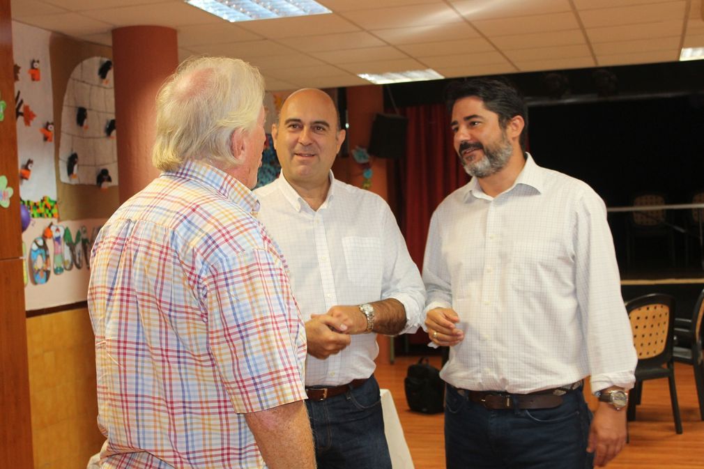 El concejal de Extranjeros, Roy P&eacute;rez (dcha.), y el de Educaci&oacute;n, Hip&oacute;lito Zapico (PSOE), han asistido esta ma&ntilde;ana al inicio de las actividades de voluntariado.