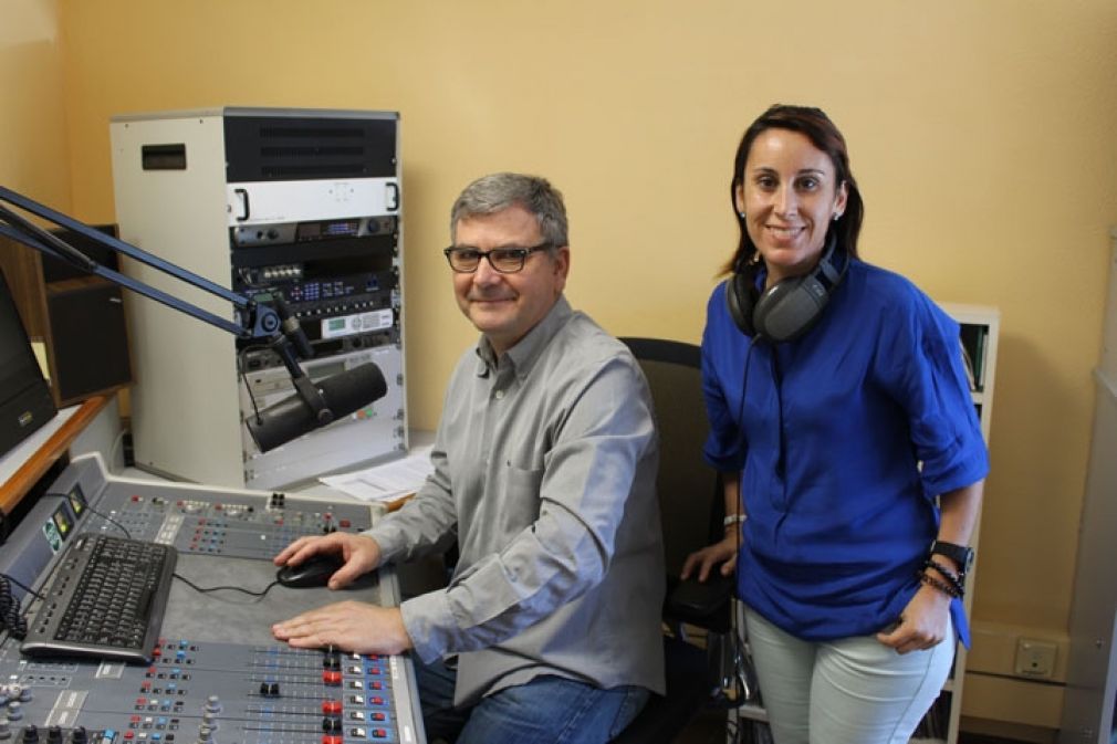 Cristina Luque y Crist&oacute;bal Mart&iacute;n de Haro,conducen el programa 'Mijas al d&iacute;a'
