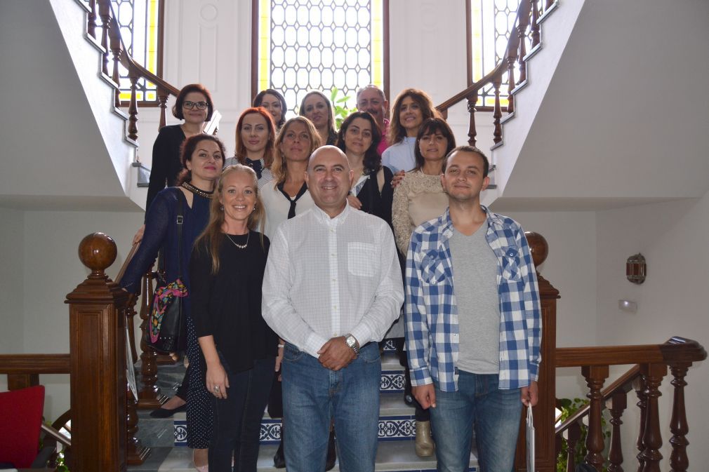 El edil de Educaci&oacute;n, Hip&oacute;lito Zapico (en el medio), junto a los 13 profesores