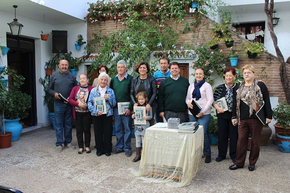 El el centro, la edil de Cultura, Fuensanta Lima (PSOE), con algunos de los participantes.