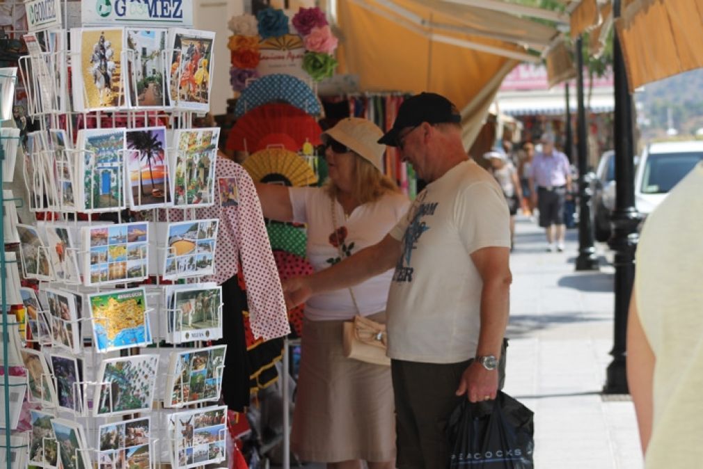 Turistas en una tienda del entorno de la Plaza Virgen de la Peña.