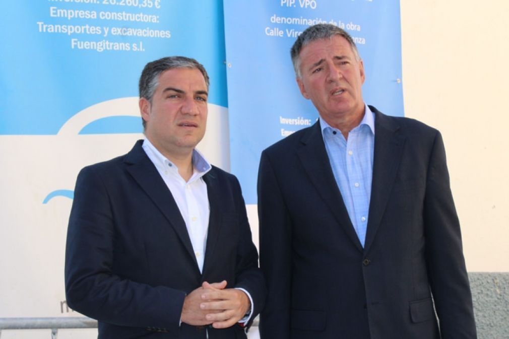 El presidente de Diputaci&oacute;n, El&iacute;as Bendodo, y el presidente del PP en Mijas, &Aacute;ngel Nozal, visitando las obras de remodelaci&oacute;n del barrio de 'Las V&iacute;rgenes' en marzo de 2015. FOTO: Archivo