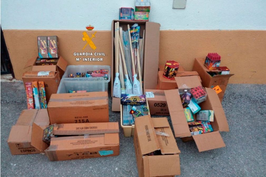 Intervenidos 50.000 artefactos pirotécnicos en varios comercios de Mijas, Fuengirola y Marbella.