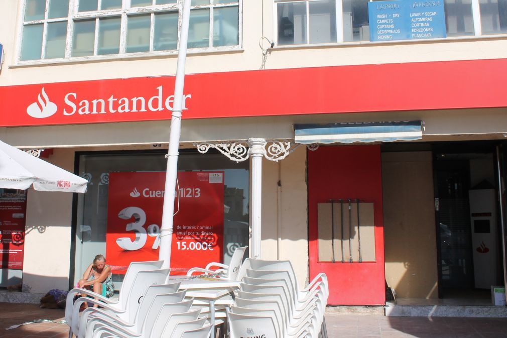 Imagen de la fachada de la sucursal bancaria esta ma&ntilde;ana mientras proceden a la reparaci&oacute;n del cajero. FOTO: Enriqueta Moreno