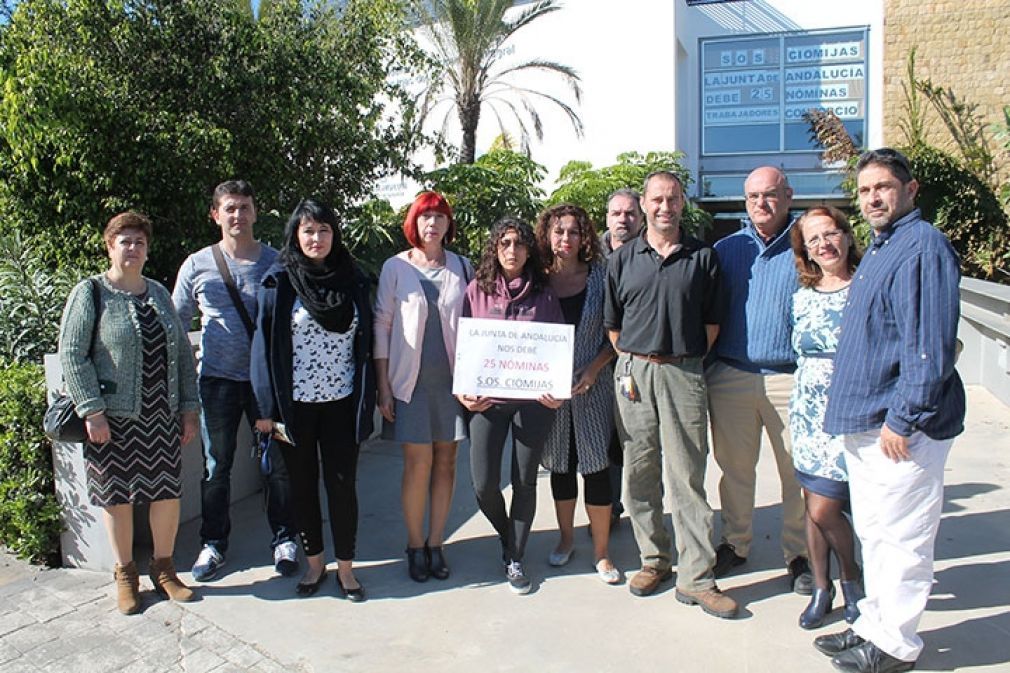 A la derecha, el portavoz del grupo municipal Costa del Sol S&iacute; Puede en el Ayuntamiento de Mijas, Francisco Mart&iacute;nez, se ha reunido hoy con los trabajadores del Centro de Industrias del Ocio de Mijas
