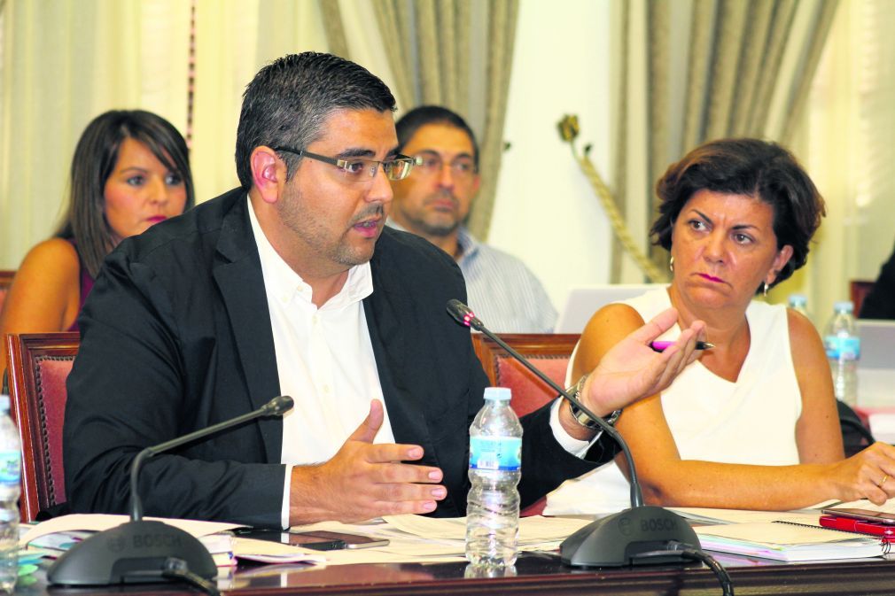 José Antonio González, concejal de Eficiencia Energética, y Fuensanta Lima, portavoz del Grupo Socialista.