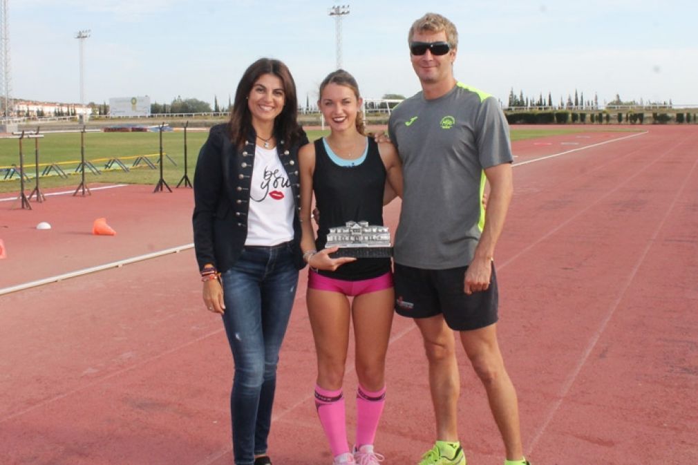 Nuria Rodríguez (izqda), con la atleta María Fernández y el entrenador José Manuel Cerezo.