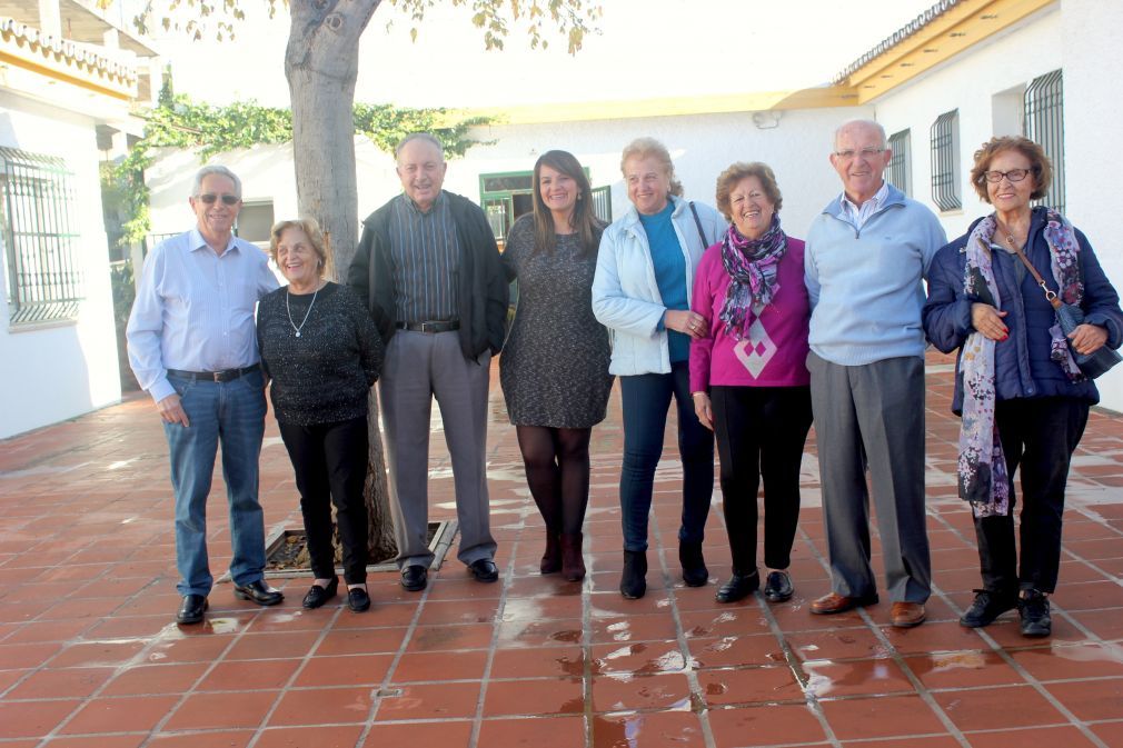 En el centro, la concejala de Tercera Edad, Tamara Vera junto a miembros de la directiva