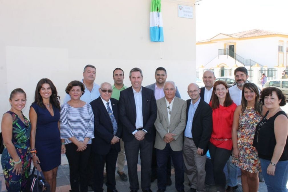 José Rosa Soler (en el medio entre el alcalde y Fuensanta Lima), acompañado  por parte de la corporación municipal.