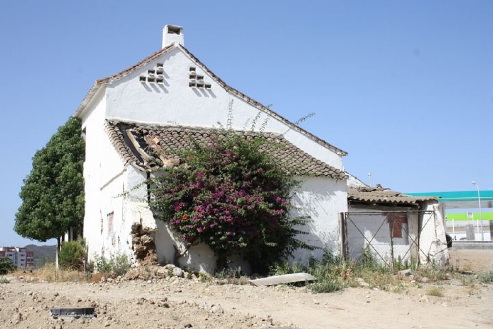 Fachada del Cortijo situado a la entrada del Camino de Co&iacute;n. FOTO: PP