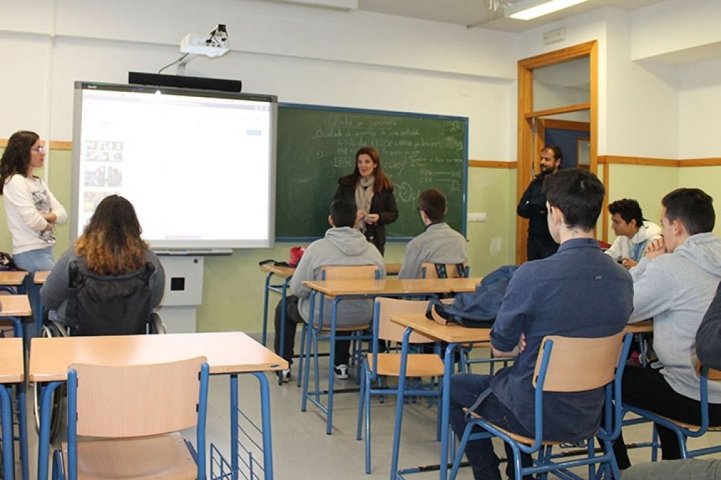 La edil de Igualdad del Ayuntamiento de Mijas, Mari Carmen Carmona (C's), ha asistido esta ma&ntilde;ana al taller de coeducaci&oacute;n en Secundaria que se ha impartido en el IES La Vega de Las Lagunas.