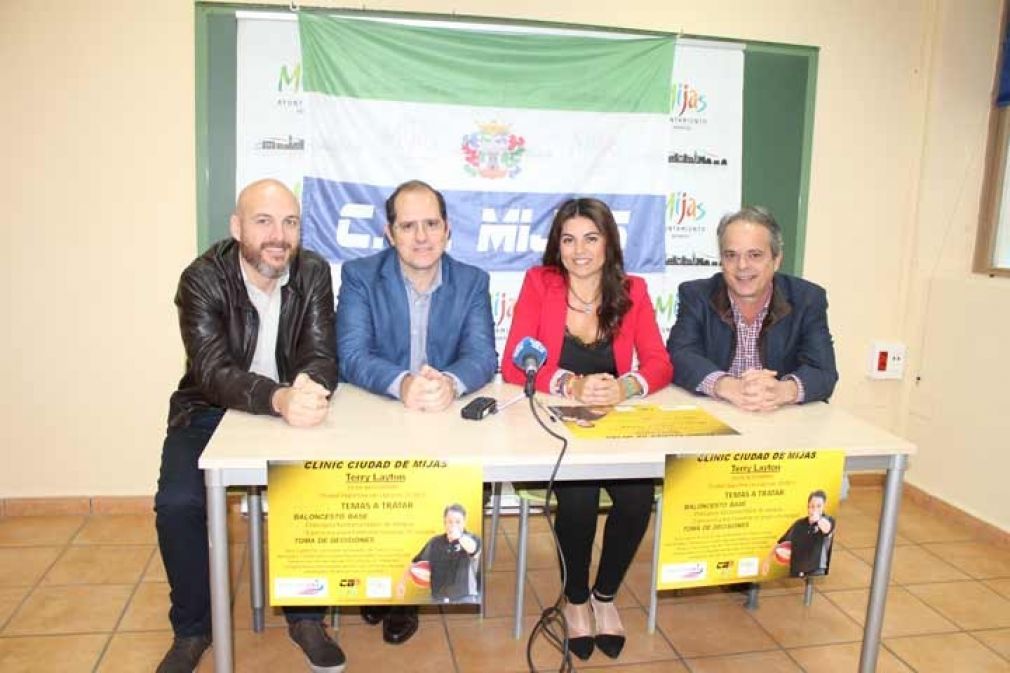 Terry Leyton dirige un clinic de baloncesto en Mijas
