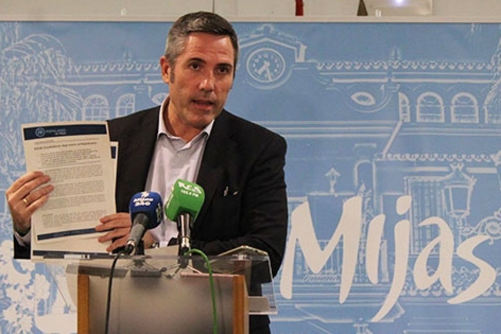 El alcalde de Mijas, Juan Carlos Maldonado, durante la rueda de prensa celebrada hoy, viernes, en el Ayuntamiento. FOTO: Jacobo Perea